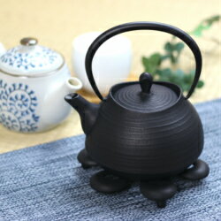 【送料無料】南部鉄器　壱鋳堂　鉄瓶　刷毛目　0.6L（黒仕上げ）51006BK　岩手　岩手県産　直火対応　伝統工芸　鉄分補給　おしゃれ　和モダン　湯沸かし　茶道具　ギフト　プレゼント　高級感　和風　白湯　健康　鉄器　逸品