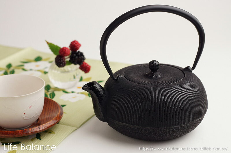 南部鉄器　 南部鉄瓶　直火用0.7L　南部宝星堂　及春鋳造所　千筋　0.7L（黒）【送料無料（北海道を除く）】【母の日ギフト】【ラッピング無料】【メッセージカード】【日本製】