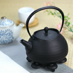 【送料無料】南部鉄器　壱鋳堂　鉄瓶　刷毛目　1.0L（黒仕上げ）〔IH調理器100V/200V対応〕51007BK　岩手　岩手県産　直火対応　伝統工芸　鉄分補給　おしゃれ　和モダン　湯沸かし　茶道具　ギフト高級感　和風　白湯　鉄器　逸品