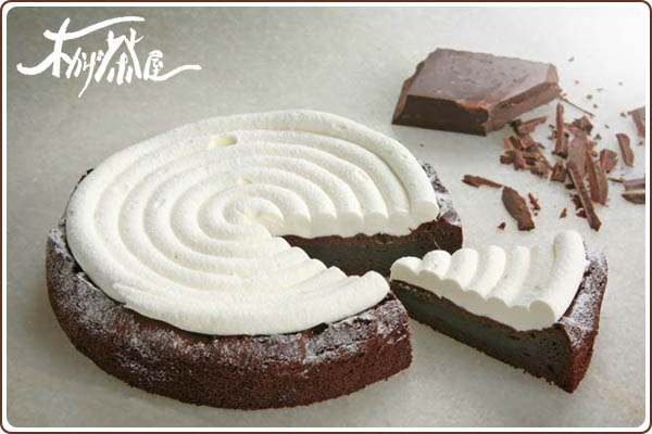 【送料込】本格派チョコレートケーキ！濃厚ながら上品ですっきりとした甘さ【ショコラクラシカル直径15cm】 甘さ控えめ ガトーショコラ 生クリーム お取り寄せスイーツ お取り寄せグルメ 横浜 チョコレート ケーキ 誕生日ケーキ チョコ 結婚記念日 バレンタインデー 子供の日